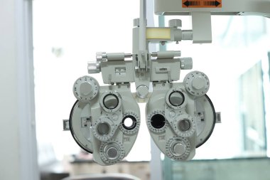 Göz testi için Phoropter, optik mağazada göz kontrolü için lens.