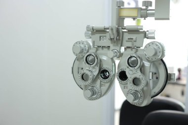 Göz testi için Phoropter, optik mağazada göz kontrolü için lens.