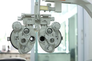 Göz testi için Phoropter, optik mağazada göz kontrolü için lens.
