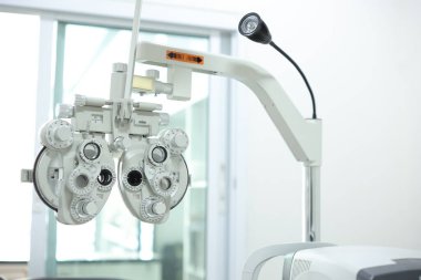 Göz testi için Phoropter, optik mağazada göz kontrolü için lens.