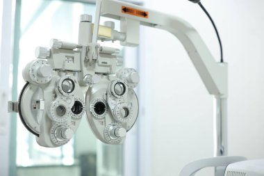 Göz testi için Phoropter, optik mağazada göz kontrolü için lens.