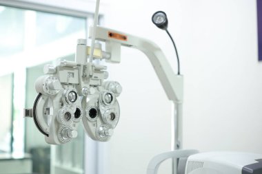 Göz testi için Phoropter, optik mağazada göz kontrolü için lens.