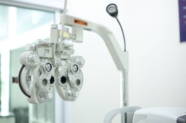 Göz testi için Phoropter, optik mağazada göz kontrolü için lens.
