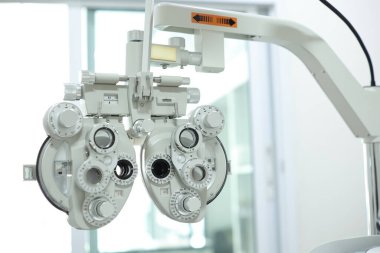 Göz testi için Phoropter, optik mağazada göz kontrolü için lens.