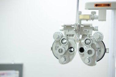 Göz testi için Phoropter, optik mağazada göz kontrolü için lens.
