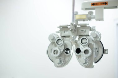 Göz testi için Phoropter, optik mağazada göz kontrolü için lens.