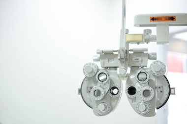 Göz testi için Phoropter, optik mağazada göz kontrolü için lens.