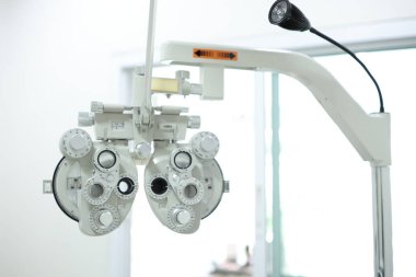 Göz testi için Phoropter, optik mağazada göz kontrolü için lens.