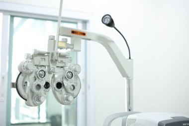 Göz testi için Phoropter, optik mağazada göz kontrolü için lens.