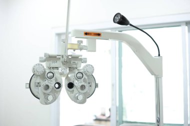 Göz testi için Phoropter, optik mağazada göz kontrolü için lens.