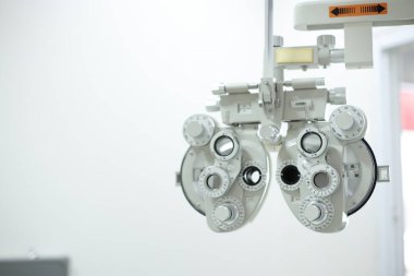 Göz testi için Phoropter, optik mağazada göz kontrolü için lens.