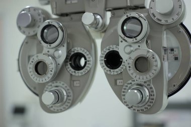 Göz testi için Phoropter, optik mağazada göz kontrolü için lens.