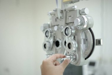 Göz testi için Phoropter, optik mağazada göz kontrolü için lens.