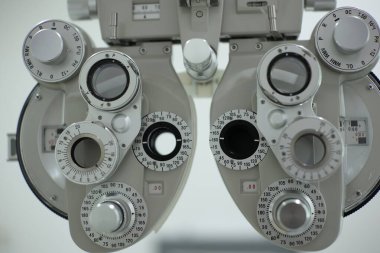 Göz testi için Phoropter, optik mağazada göz kontrolü için lens.