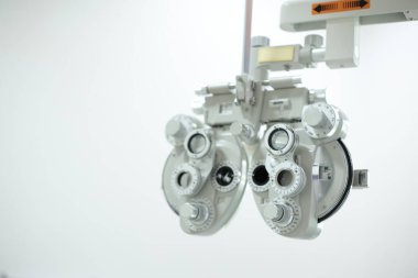 Göz testi için Phoropter, optik mağazada göz kontrolü için lens.