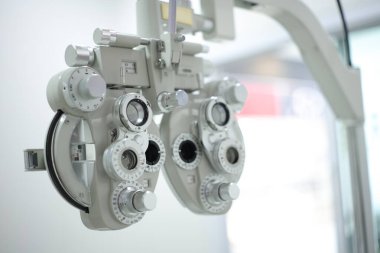 Göz testi için Phoropter, optik mağazada göz kontrolü için lens.