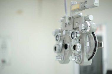 Göz testi için Phoropter, optik mağazada göz kontrolü için lens.