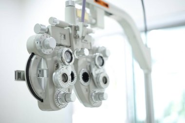 Göz testi için Phoropter, optik mağazada göz kontrolü için lens.