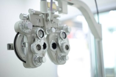 Göz testi için Phoropter, optik mağazada göz kontrolü için lens.