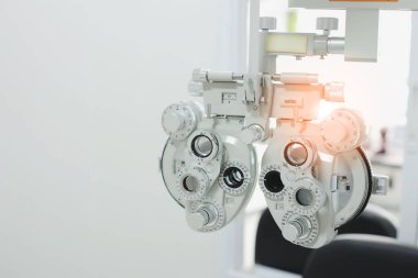 Göz bakımı, klinikte göz muayenesi için Phoropter. 