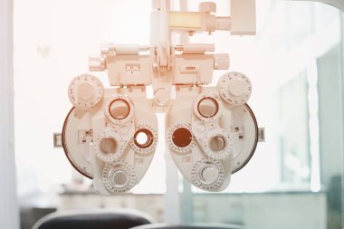 Göz bakımı, klinikte göz muayenesi için Phoropter. 