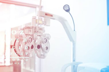 Göz bakımı, klinikte göz muayenesi için Phoropter. 