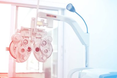 Göz bakımı, klinikte göz muayenesi için Phoropter. 