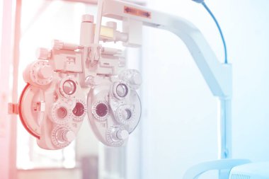 Göz bakımı, klinikte göz muayenesi için Phoropter. 