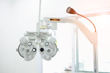 Göz bakımı, klinikte göz muayenesi için Phoropter. 