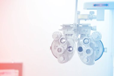 Göz bakımı, klinikte göz muayenesi için Phoropter. 