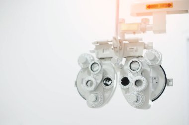 Göz bakımı, klinikte göz muayenesi için Phoropter. 