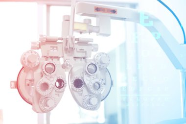 Göz bakımı, klinikte göz muayenesi için Phoropter. 