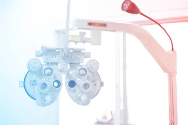Göz bakımı, klinikte göz muayenesi için Phoropter. 