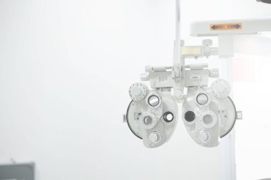 Göz bakımı, klinikte göz muayenesi için Phoropter. 