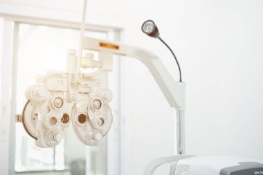 Göz bakımı, klinikte göz muayenesi için Phoropter. 