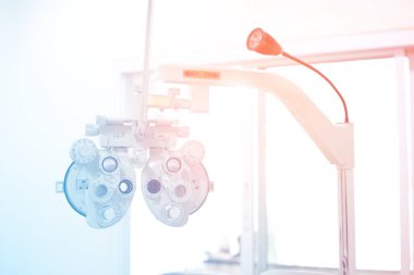 Göz bakımı, klinikte göz muayenesi için Phoropter. 