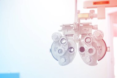 Göz bakımı, klinikte göz muayenesi için Phoropter. 