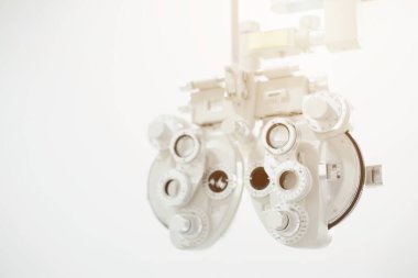 Göz bakımı, klinikte göz muayenesi için Phoropter. 