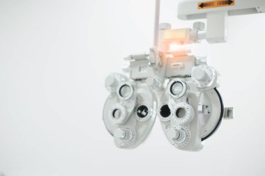 Göz bakımı, klinikte göz muayenesi için Phoropter. 