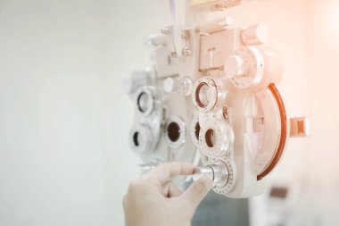 Göz bakımı, klinikte göz muayenesi için Phoropter. 