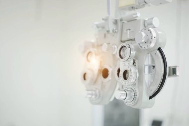 Göz bakımı, klinikte göz muayenesi için Phoropter. 