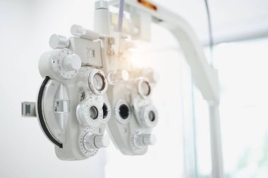 Göz bakımı, klinikte göz muayenesi için Phoropter. 