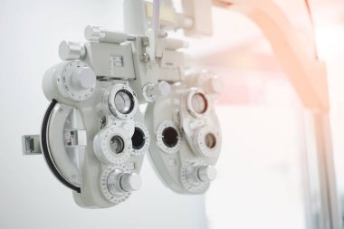 Göz bakımı, klinikte göz muayenesi için Phoropter. 