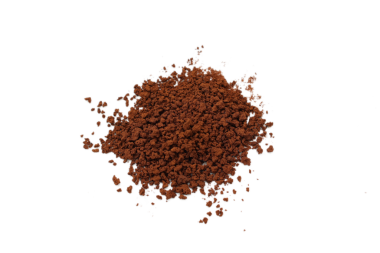 Kahverengi kahve beyaz arka planda izole edilir 