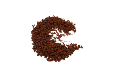 Kahverengi kahve beyaz arka planda izole edilir 