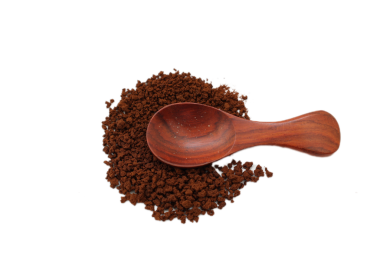 Kahverengi kahve beyaz arka planda izole edilir 