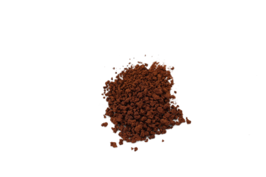 Kahverengi kahve beyaz arka planda izole edilir 