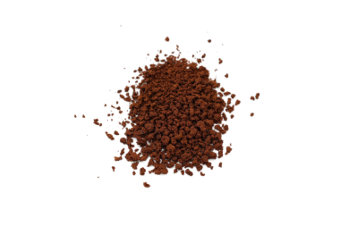 Kahverengi kahve beyaz arka planda izole edilir 