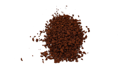 Kahverengi kahve beyaz arka planda izole edilir 