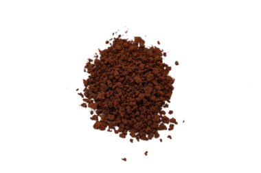 Kahverengi kahve beyaz arka planda izole edilir 